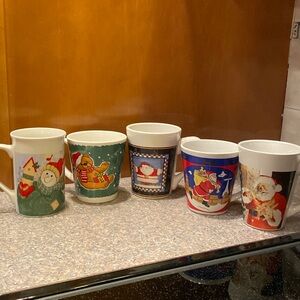 🎄🎄5 Assorted Christmas mugs. 3 are microwave and dishwasher safe